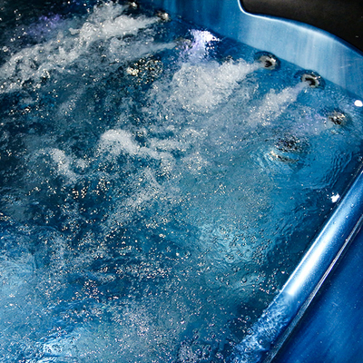 Une baignoire thermale intelligente autonome pour 5 personnes avec jets à débit élevé / WiFi / haut-parleurs Bluetooth et système Balboa