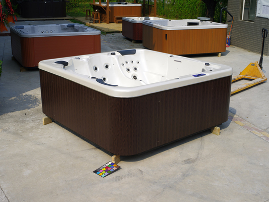 Une baignoire thermale intelligente autonome pour 5 personnes avec jets à débit élevé / WiFi / haut-parleurs Bluetooth et système Balboa