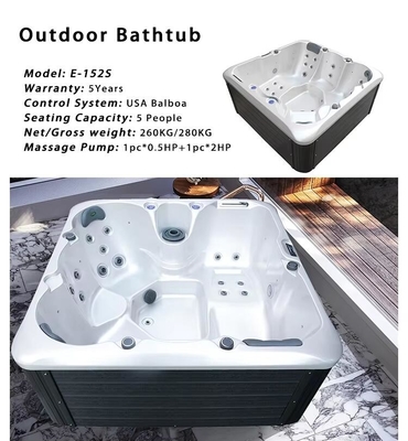 Une baignoire extérieure de luxe pour 5 personnes avec un bain à remous et un massage.