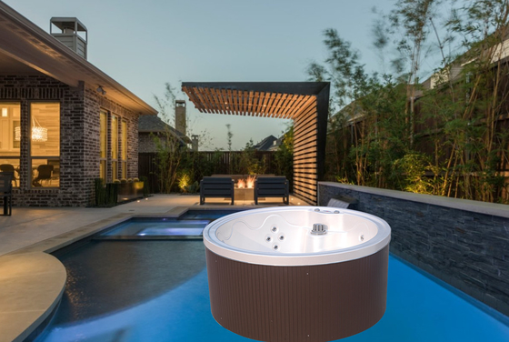 Un bain à remous acrylique pour 5 personnes avec chauffage 3 kW et haut-parleurs Bluetooth