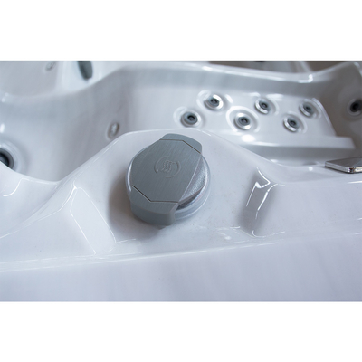Une baignoire thermale rectangulaire immersive pour six personnes avec 16 jets d'air et chauffage électrique