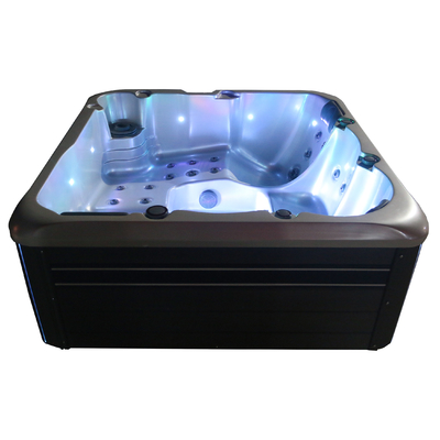 Une baignoire en plein air en acrylique, une baignoire de massage en jacuzzi avec cascade et des lumières colorées.