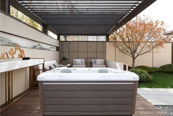 Une baignoire de luxe avec un bain à remous et un spa hydraulique