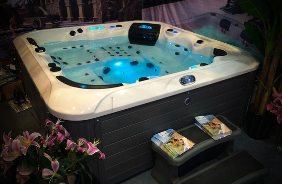 5 personnes ont adapté le baquet aux besoins du client chaud libre de baignoire extérieure de tourbillon avec 33 jets
